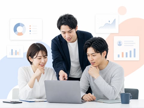 HubSpotコンサルタントが案件についてチームで議論する様子